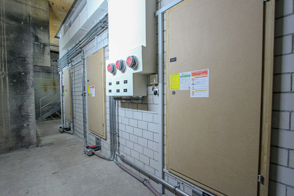 Pelletlager mit drei Kammern und 69 t Gesamtkapazität. Befüllt wird über die Autoeinstellhalle.